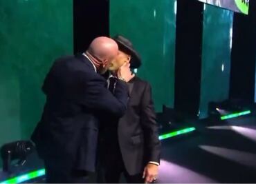 WWE: Triple H sorprendió con beso a Shawn Michaels en la boca durante su inducción al Salón de la Fama