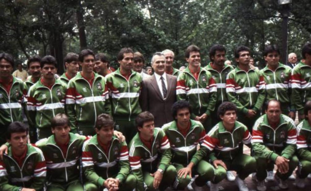 La Selección Mexicana que participó en el Mundial de 1986, junto al presidente de ese entonces, Miguel de la Madrid. Foto: FMF