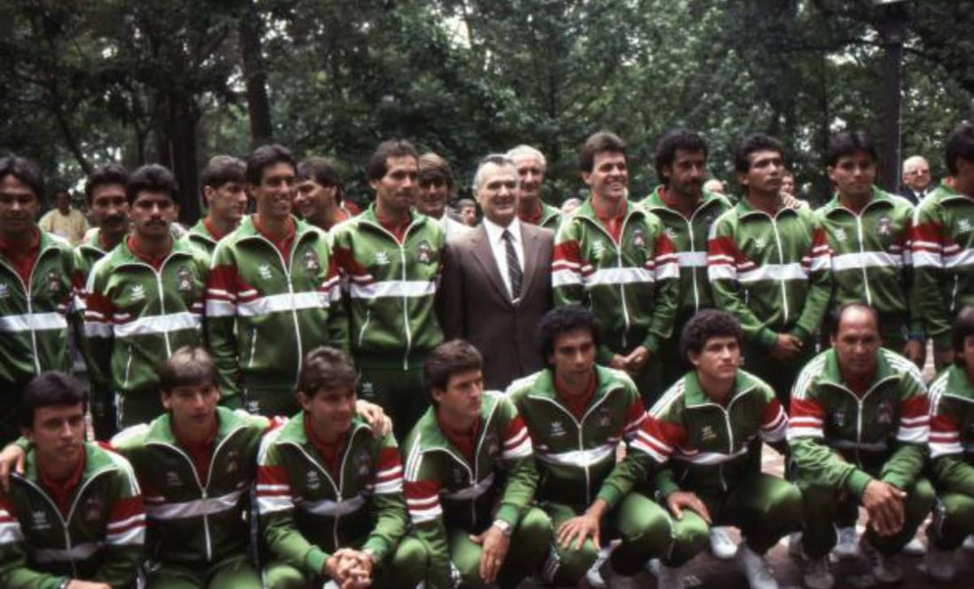 La Selección Mexicana que participó en el Mundial de 1986, junto al presidente de ese entonces, Miguel de la Madrid. Foto: FMF