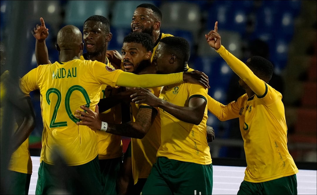 Jugadores de la selección de Sudáfrica celebran uno de los dos goles anotados ante Angola en la Copa Africana de Naciones. FOTO: AP