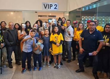 Luchadores de la Triple A conviven con los aficionados antes de la Triplemania XXXII