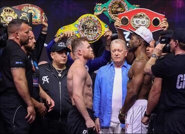 Canelo Álvarez y William Scull cumplen con el peso para su pelea en Arabia Saudita