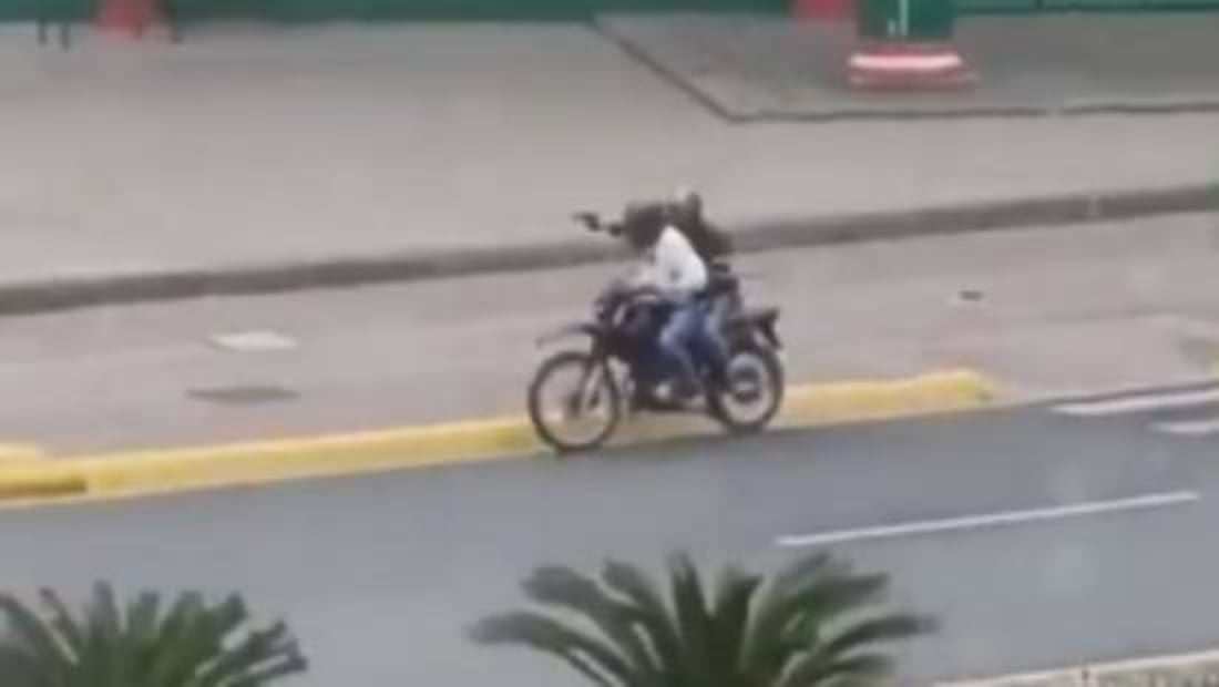 Los sicarios que agredieron a Bryan Angulo intentaron huir en motocicleta. Foto: Especial