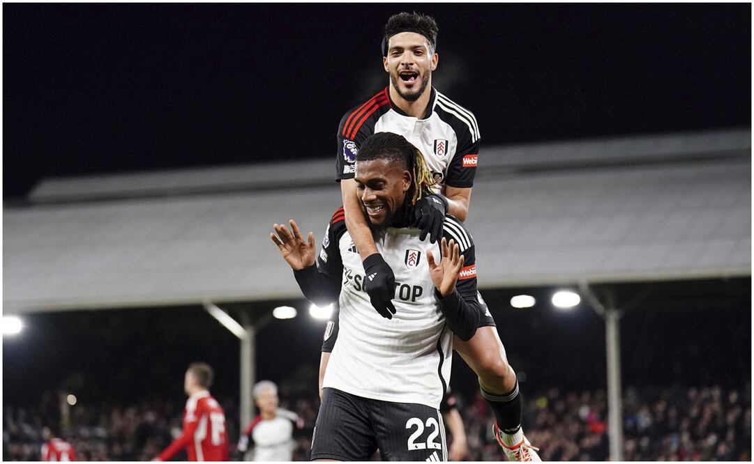 Raúl Jiménez y Alex Iwobi celebrando con el Fulham ante el Nottingham Forest / FOTO: AP