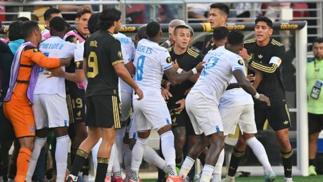 En los primeros minutos de la Semifinal de Copa Oro entre México y Honduras se presentó un conato de bronca. Foto: Imago7
