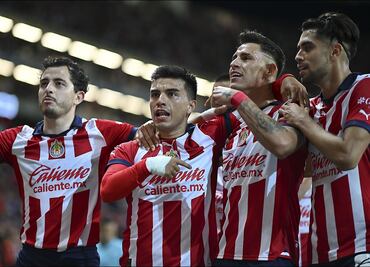 Chivas toma ventaja sobre los Pumas en un partido en el que Julio González evitó una goleada