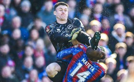 Delantero del Crystal Palace recibe una brutal patada en la cara que lo manda al hospital