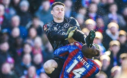 Delantero del Crystal Palace recibe una brutal patada en la cara que lo manda al hospital