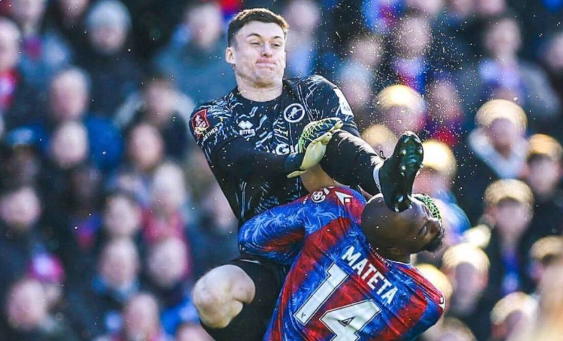 Mateta fue llevado inmediatamente al hospital después de llevarse un golpe en la cara.  Foto: Especial.