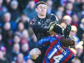 Delantero del Crystal Palace recibe una brutal patada en la cara que lo manda al hospital