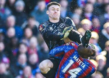 Delantero del Crystal Palace recibe una brutal patada en la cara que lo manda al hospital