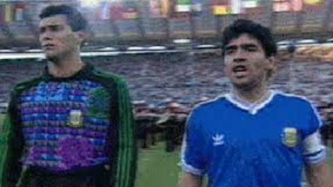 Maradona lanzó varios insultos a los italianos por rechiflar el himno de Argentina en la Semifinal del Mundial del 90. Foto: Especial
