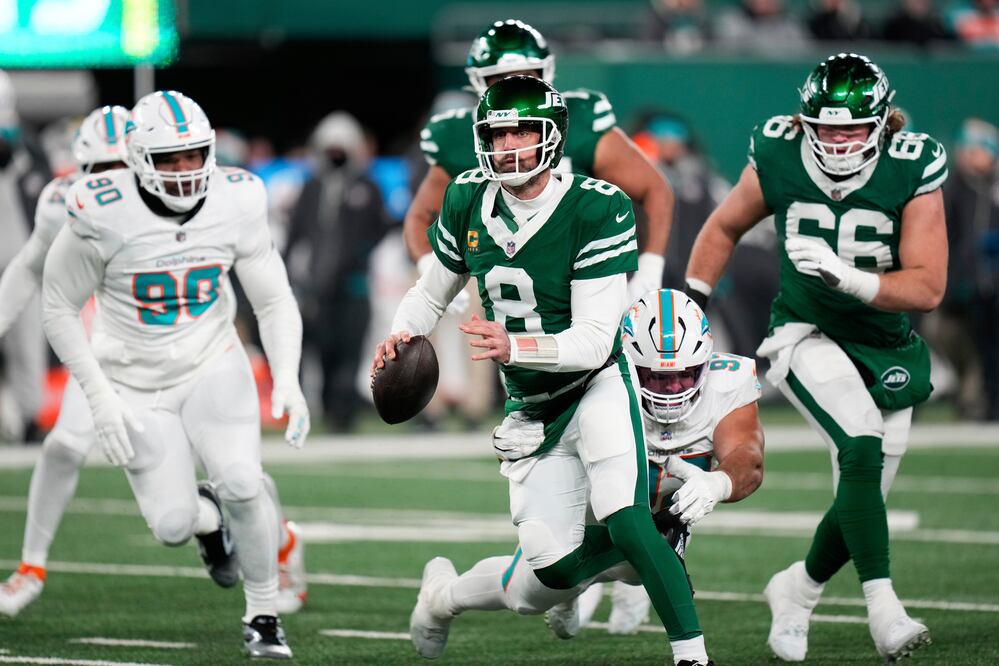 Aaron Rodgers (8) quarterback de los NY Jets durante la segunda mitad del partido ante los Miami Dolphins. FOTO: AP