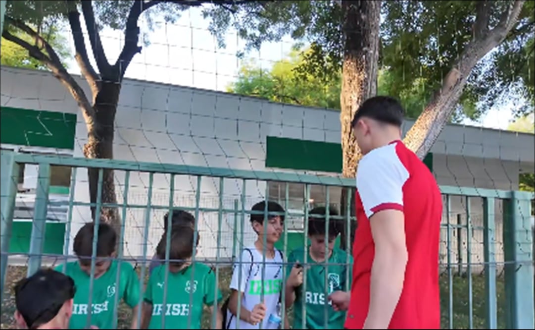 La selección de Irak firma autógrafos a niños y niñas en Monterrey / Foto: Captura de pantalla (X: @IraqNT_EN)