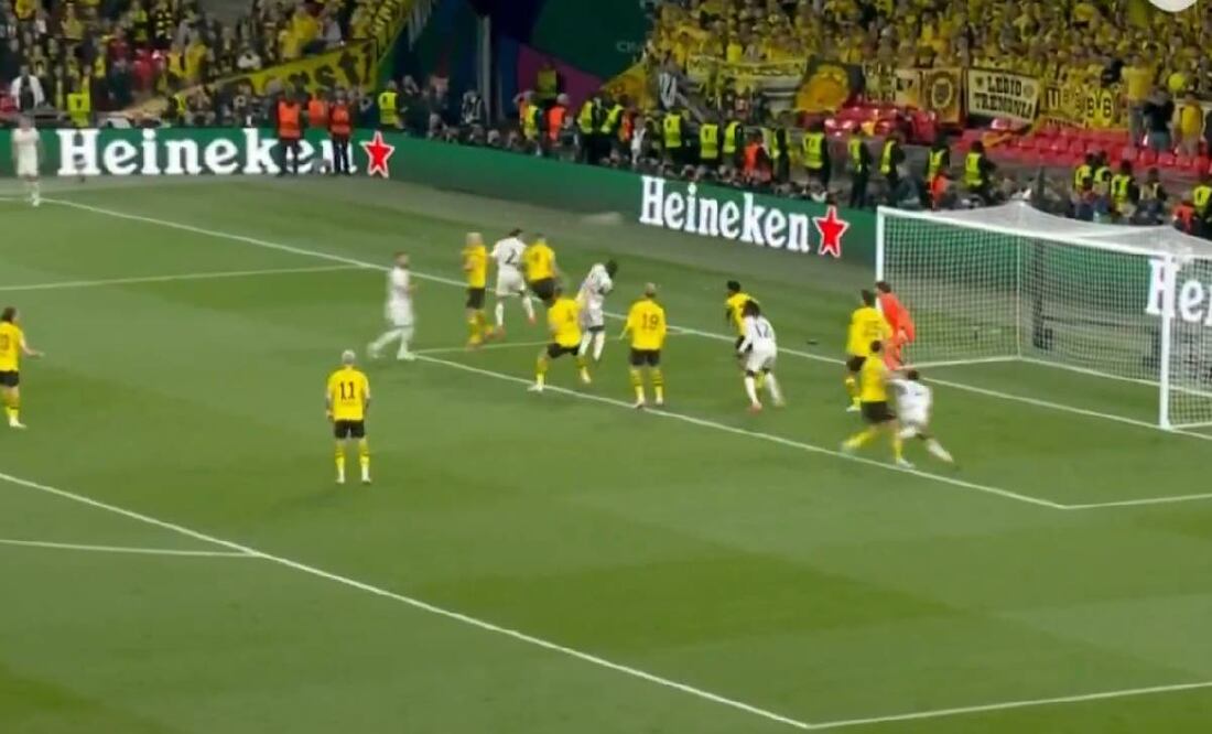 Dani Carvajal mandó el balón al fondo de la red para adelantar al Real Madrid ante el Borussia Dortmund. Foto: Especial