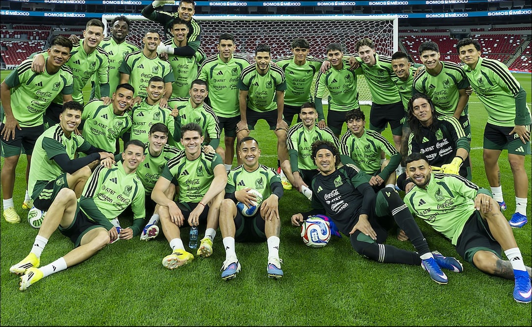 Jugadores de la Selección Mexicana posan para la foto en un entrenamiento en la cancha del Estadio Banorte. FOTO: Imago7