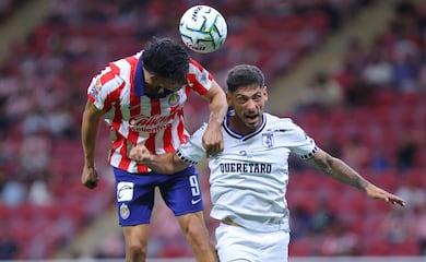 Querétaro da la sorpresa y silencia el Akron, Chivas cae 0-2 en casa
