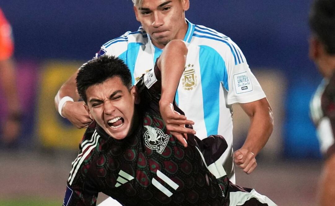 Gilberto Mora no pudo hacer absolutamente nada destacado contra Argentina. Foto: AP