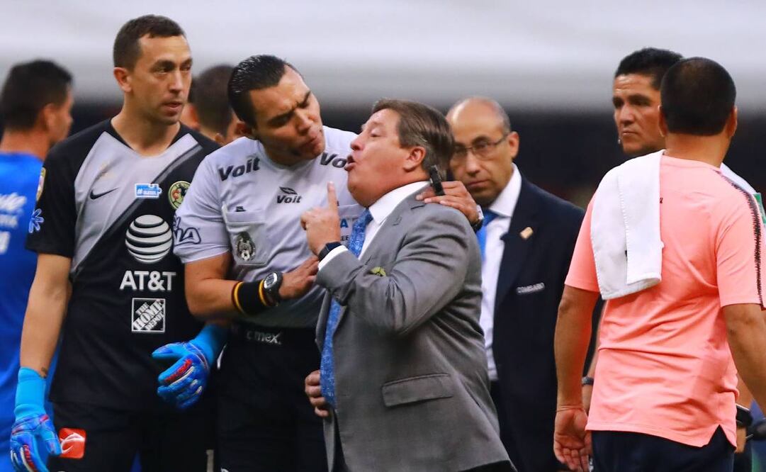 El Piojo Herrera reveló que los árbitros la tenían contra él, en especial el Gato Ortiz. Foto: Imago7