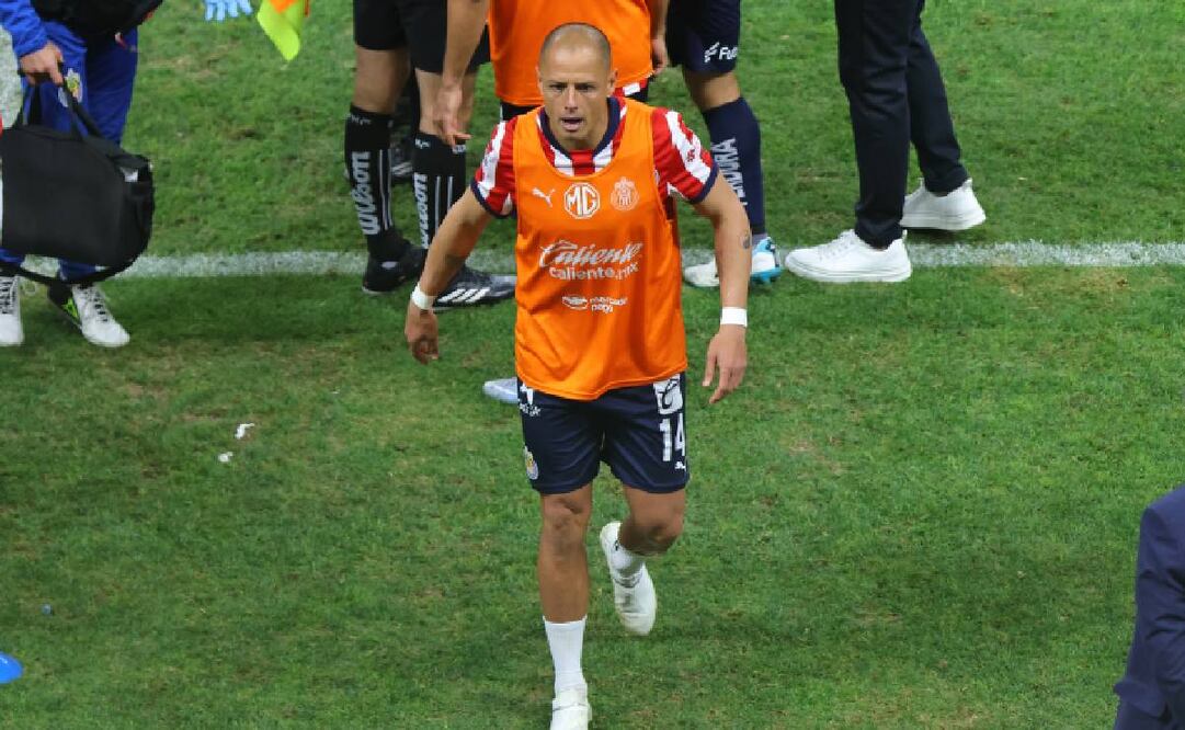 Chicharito Hernández salió furioso luego de que lo expulsaron en la eliminación de Chivas ante el Atlas. Foto: Imago7