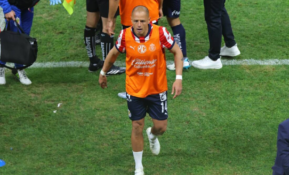 Chicharito Hernández salió furioso luego de que lo expulsaron en la eliminación de Chivas ante el Atlas. Foto: Imago7
