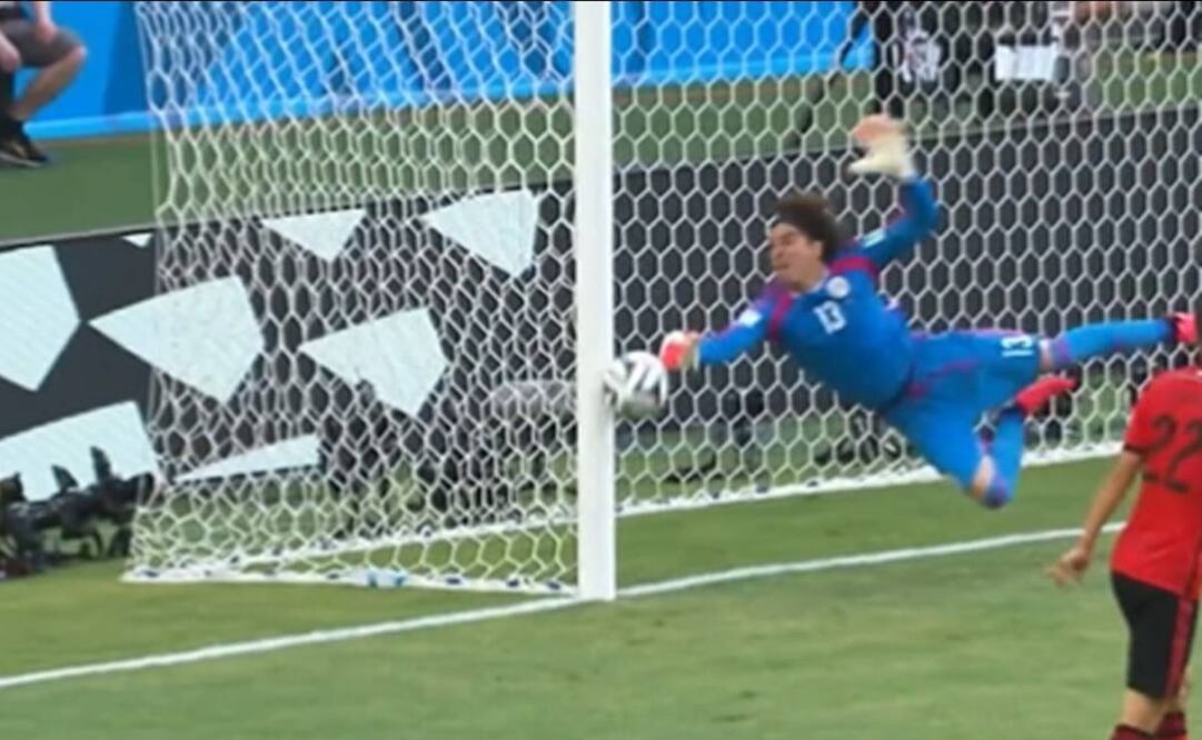 Guillermo Ochoa le detuvo un remate con dirección de gol a Neymar en Brasil 2014. Foto: Especial