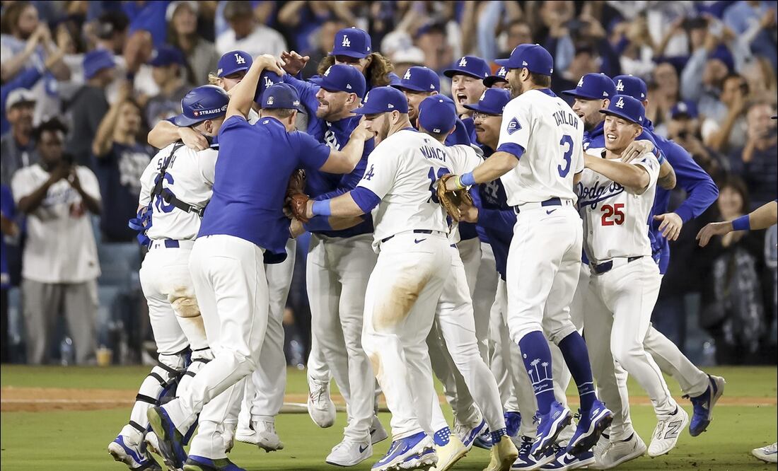Peloteros de los Dodgers celebran tras vencer a los Mets en el sexto juego de la Serie de Campeonato. FOTO: EFE