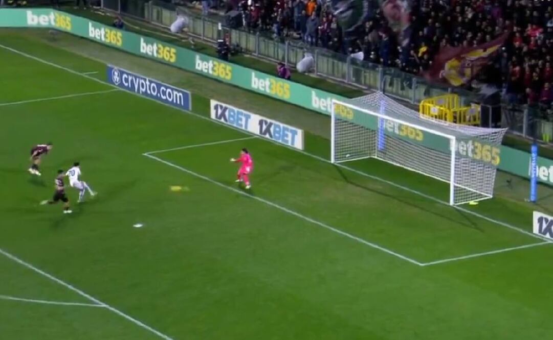 Guillermo Ochoa se quedó parado en el tercer gol del Empoli. Foto: Especial