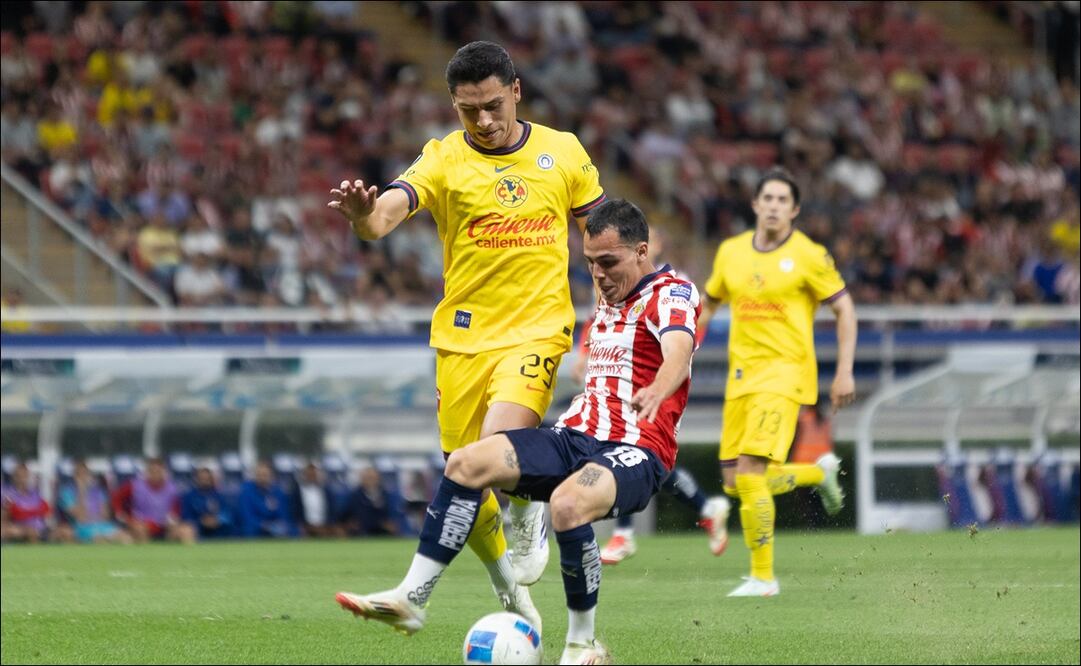 Ramón Juárez disputa el balón con Hugo Camberos, durante el partido de Ida de los Octavos de Final de la Champions Cup de la Concacaf, entre Chivas y América. FOTO: Imago7