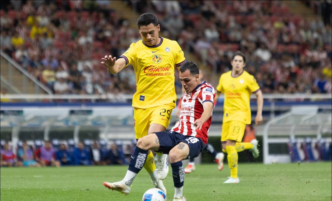 Ramón Juárez disputa el balón con Hugo Camberos, durante el partido de Ida de los Octavos de Final de la Champions Cup de la Concacaf, entre Chivas y América. FOTO: Imago7
