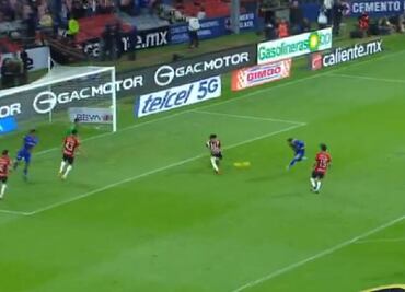 Uriel Antuna le marcó doblete a las Chivas en la goleada de Cruz Azul ¿se los volvió a festejar?