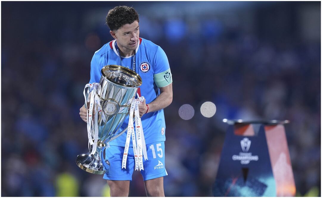 Ignacio Rivero con el trofeo de Concachampions Foto: Imago7