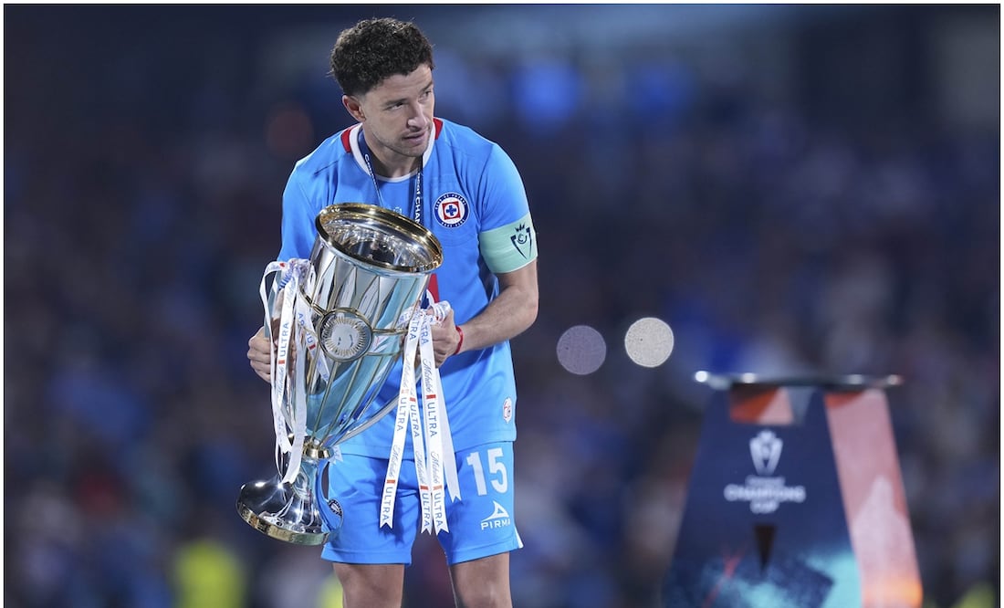 Ignacio Rivero con el trofeo de Concachampions Foto: Imago7