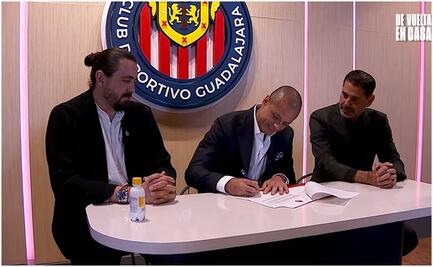 Chicharito firma su contrato y Amaury Vergara le dedica emotivas palabras