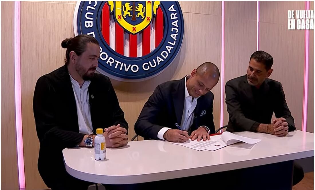 Chicharito firma su contrato con Chivas - Foto: Especial