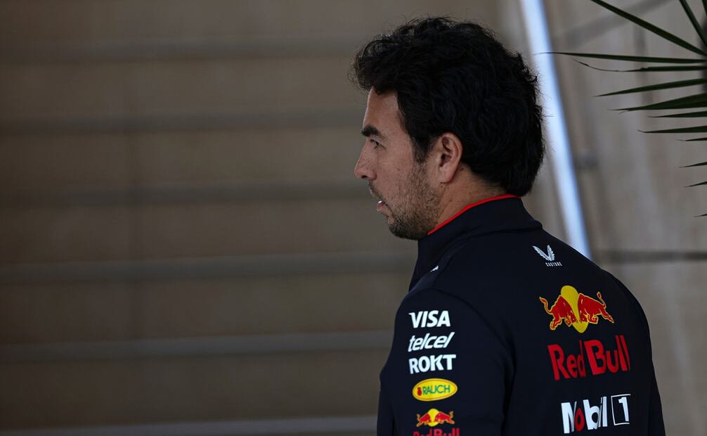 Sergio "Checo" Pérez de espaldas, durante el Gran Premio de Qatar - Foto: EFE