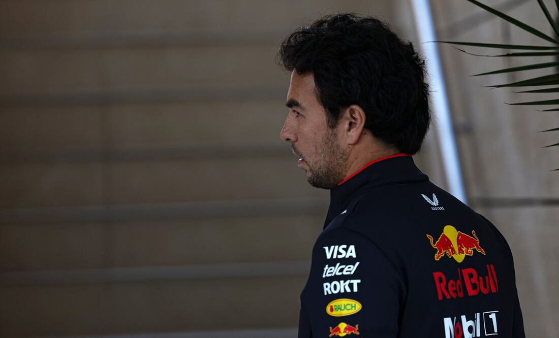 Sergio "Checo" Pérez de espaldas, durante el Gran Premio de Qatar - Foto: EFE