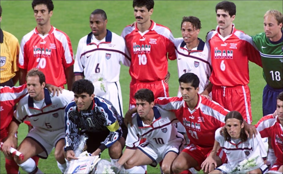 Los jugadores de Irán y Estados Unidos posaron juntos en Francia 1998 / Foto: Especiales