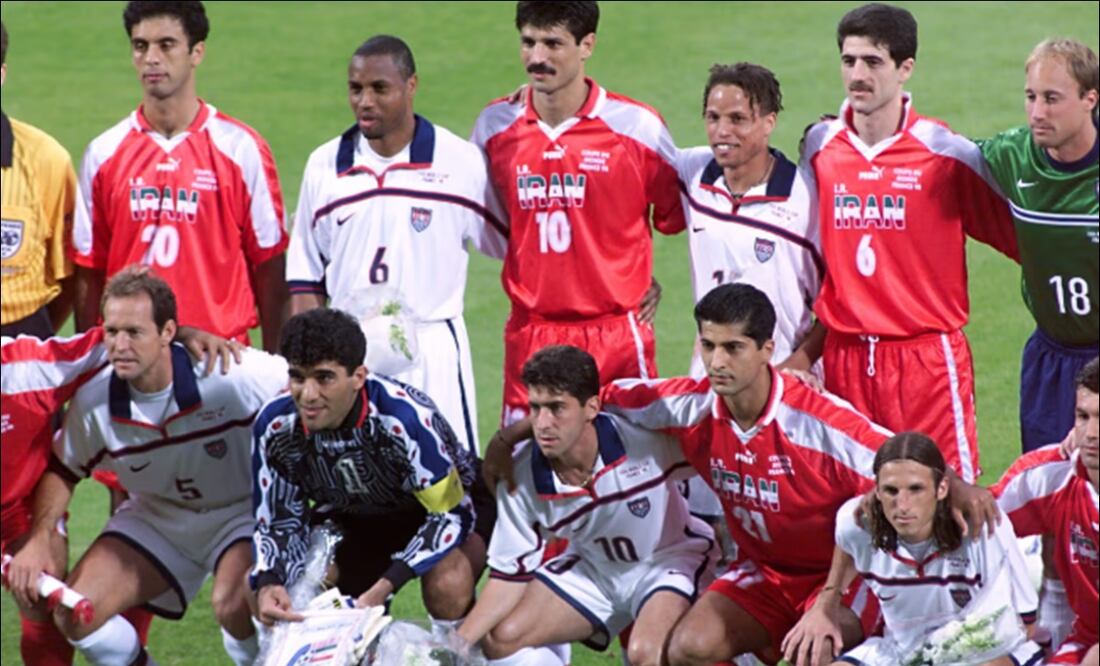 Los jugadores de Irán y Estados Unidos posaron juntos en Francia 1998 / Foto: Especiales