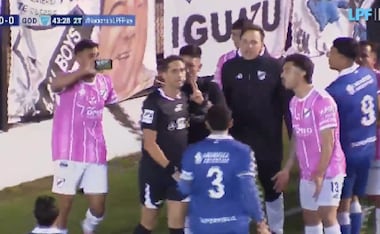 Un jugador de All Boys le muestra con un celular al árbitro Nicolás Lamolina su error / Foto: Especiales