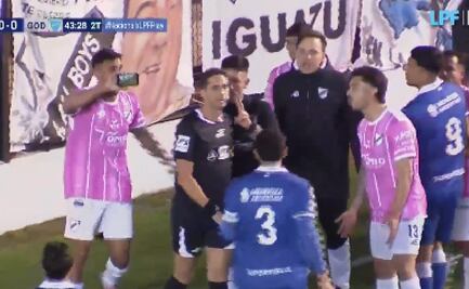 Insólito: Un jugador le mostró por celular un error a un árbitro en Argentina y logró cambiar un penal por tiro libre