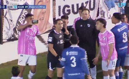 Insólito: Un jugador le mostró por celular un error a un árbitro en Argentina y logró cambiar un penal por tiro libre