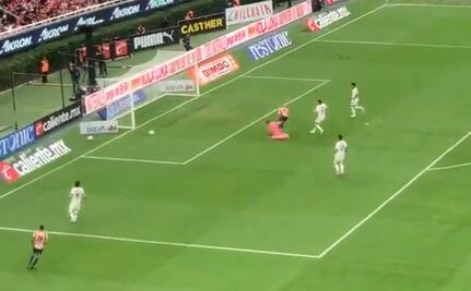 ¡Increíble falla de Chicharito! Quedó de frente al arco del Toluca, pero la mandó al costado