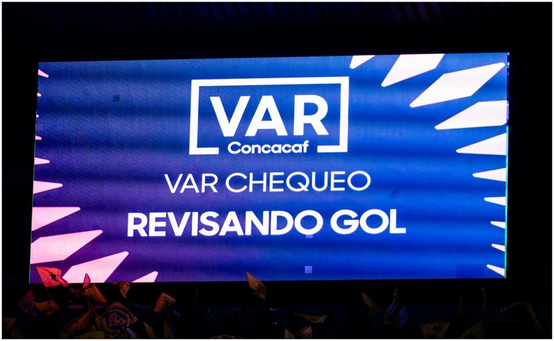 Pantalla anunciando revisión de gol de América en el VAR / FOTO: Imago7