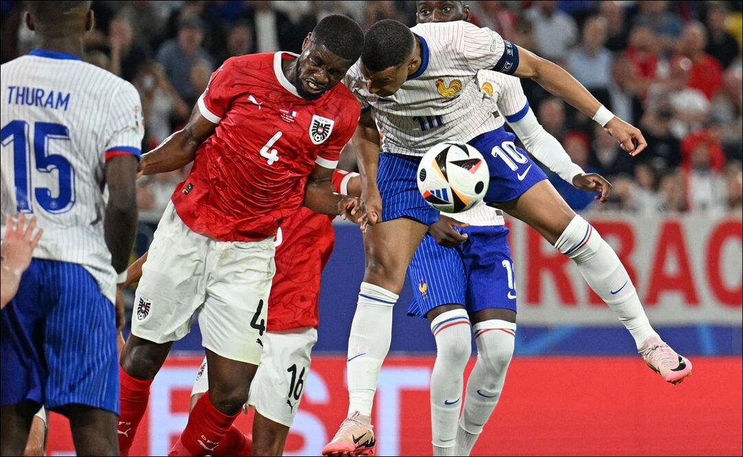 Kylian Mbappé choca con Kevin Danso, defensa de Austria. FOTO: AFP