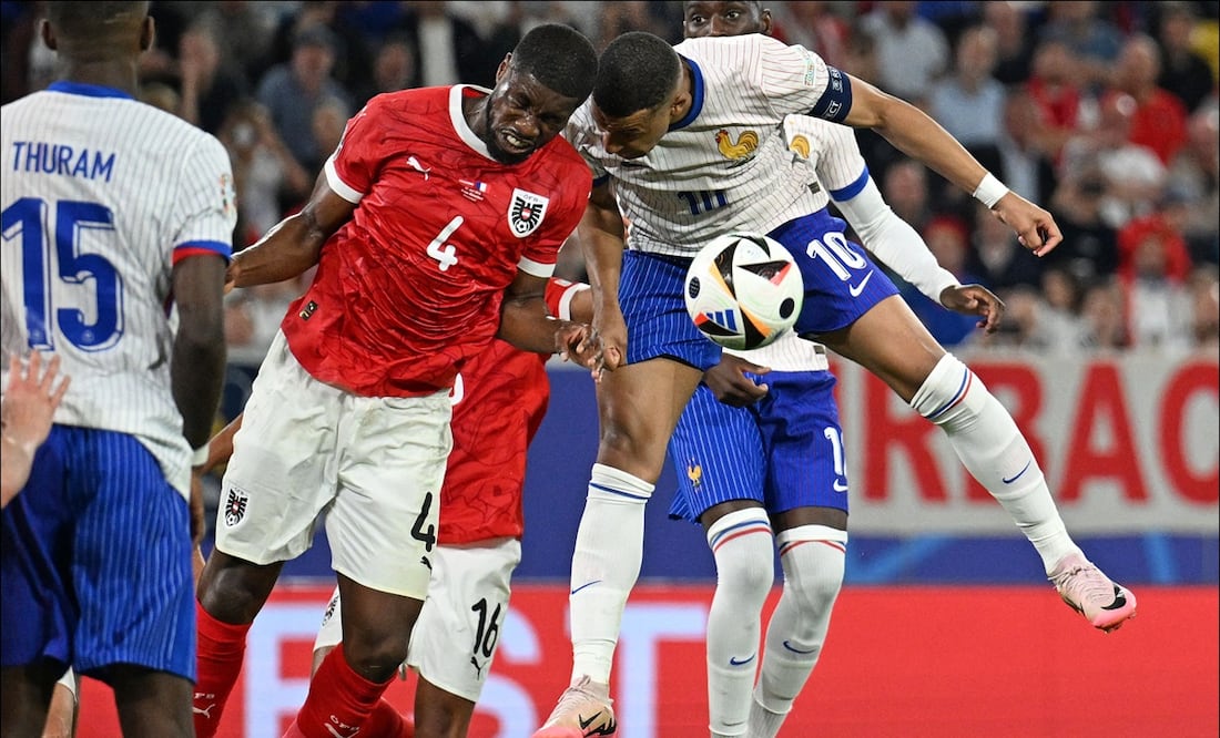 Kylian Mbappé choca con Kevin Danso, defensa de Austria. FOTO: AFP