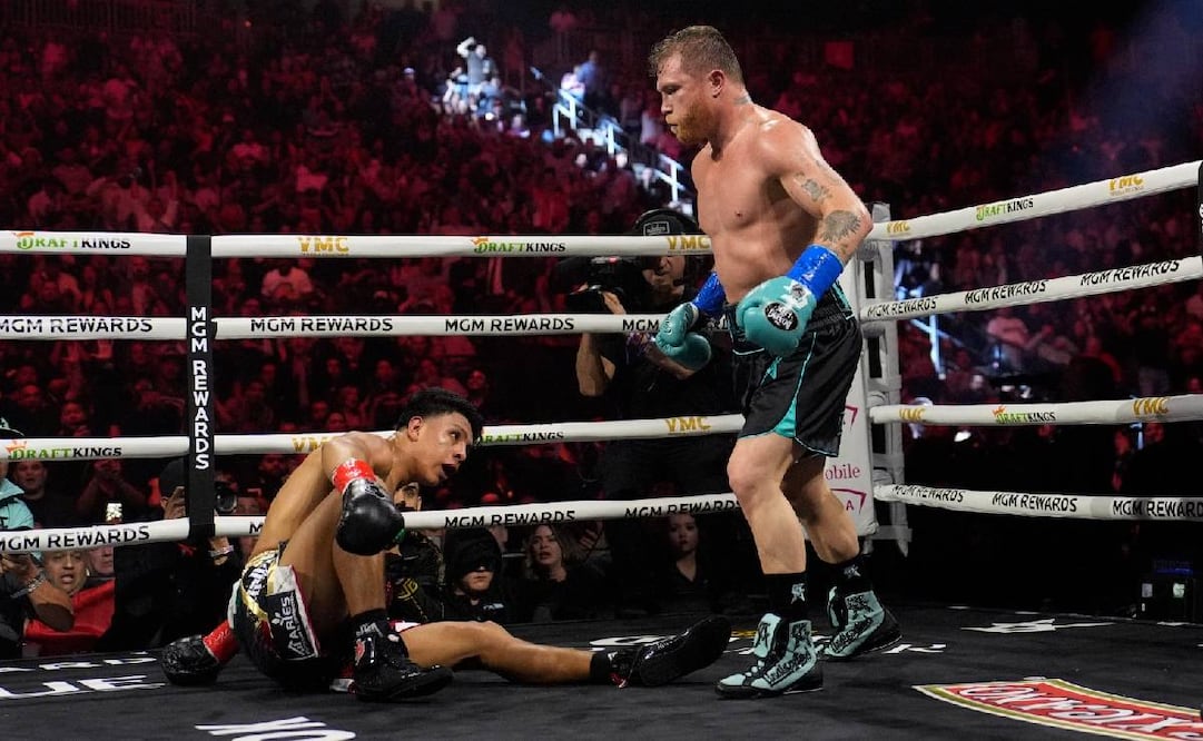 Canelo Álvarez mandó a la lona a Jaime Munguía en el cuarto round. Foto: Agencias