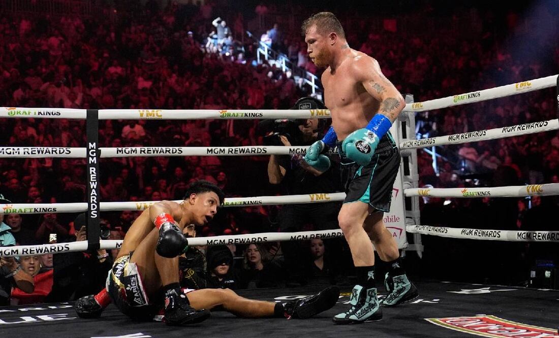 Canelo Álvarez mandó a la lona a Jaime Munguía en el cuarto round. Foto: Agencias
