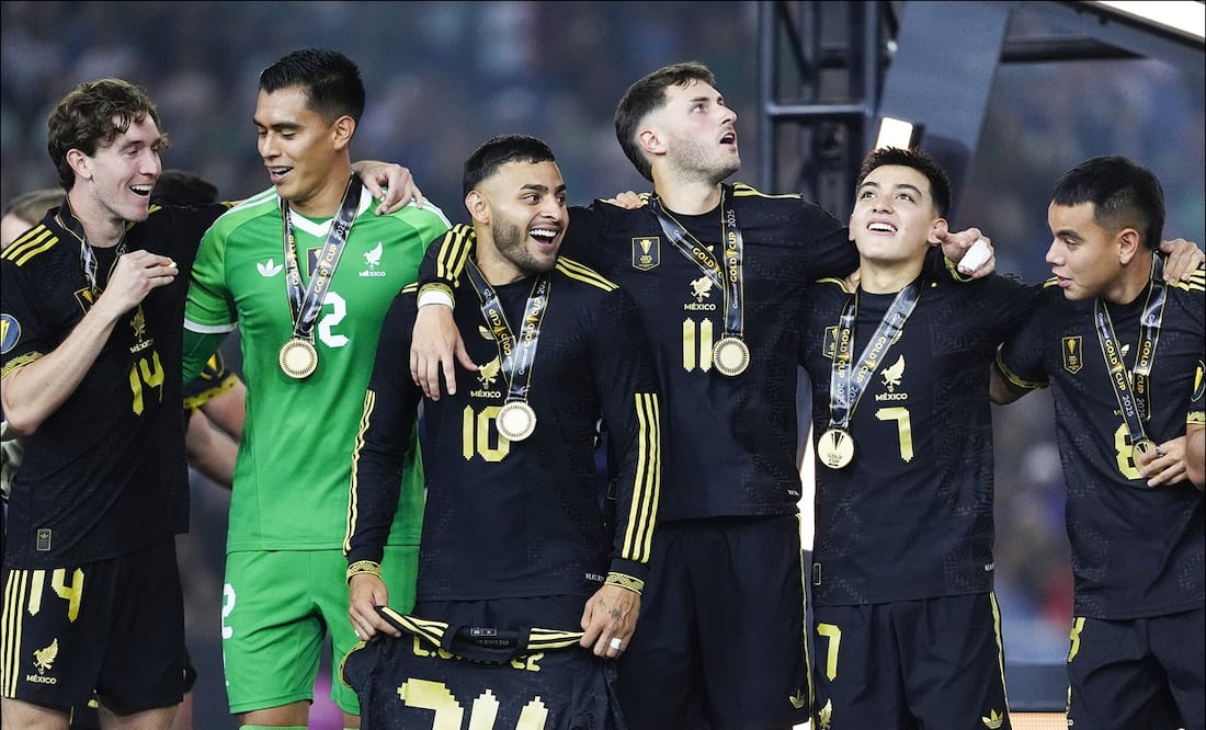 Jugadores de la Selección Mexicana celebran tras vencer a Estados Unidos en la Final de la Copa Oro 2025. FOTO: Imago7
