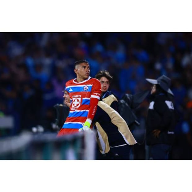 Kevin Mier vio de lejos cómo festejaban sus compañeros el triunfo ante Tigres y el pase a la Final de Concacaf. Foto: Imago7